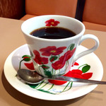 阪神構内喫茶 - ホットコーヒー。FUYO HARUNA(春名芙蓉)ブランドのテーブルウェアだと思われる。昭和な喫茶店なのに意外にオサレ。