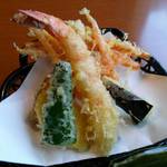 手打そば 満作 - 天ぷらアップ。