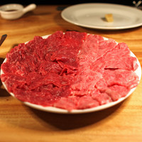 カルネジーオ イースト - リブロース(右)と内モモ肉（左）の刺身