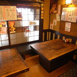 Hiroshima Shuten Douji - 木製のテーブル、イスで落ち着いた雰囲気の店内