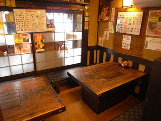 Hiroshima Shuten Douji - 木製のテーブル、イスで落ち着いた雰囲気の店内