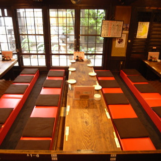 We have a horigotatsu-style tatami room that can accommodate up to 36 people.