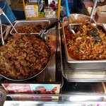 タイごはん 泉州屋台 - 左の豚肉スパイス炒めが美味しかった◎。　右はガパオの具△。