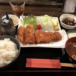 備長 あかね屋 - 生秋鮭フライ&カキフライ定食
自家製タルタル添え