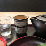 冬夏 - 朝宮に古くから自生する在来種の2017年1番茶。生菓子とセットで1700円(2017.8月)