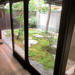 冬夏 - ギャラリー前の中庭(2017.8月)