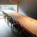 冬夏 - カウンター6席。もちろん禁煙(2017.8月)