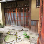 冬夏 - 御所東に佇む日本家屋。引き戸を開け店内へ