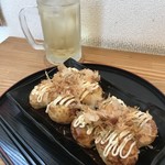 Takoyaki Nabe San - 岩塩（奥）・ソース（手前）のハーフ＆ハーフとハイボール