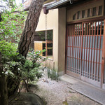 冬夏 - 御所東に佇む日本家屋。少し見えるのがティールーム