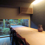 冬夏 - ティールームはカウンター6席のみ