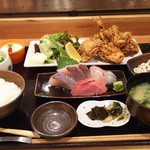 Uo sho - 唐揚げ定食なんですよ、刺身すごいでしょ。