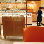 オクシタニアル - 明るい店内