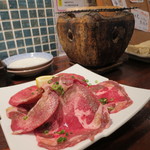 燦醸小町 - 牛タンの岩塩炙り 950円(2017年10月)