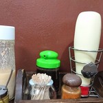 洋食の朝日 - 内観  卓上調味料  キューピー専用のスタンドが可愛い