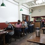 洋食の朝日 - 内観  昔ながらと今風のミックス感