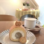おやつのこぼく - ケーキセット 700円(税込)
      ・くりロール
      ・ロイヤルミルクティー
      クッキー 130円(税込)