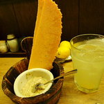 Koshitsu Izakaya Kokubunji Chubo Happi - お通しは懐かしい大きな梅ジャムせんべい？