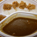 CoCo壱番屋 - ハーフサイズカレーの上にチキン。