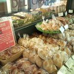 アルション デリカフェ - 店頭に並ぶパン
