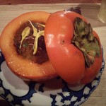 中島町倶楽部 - 柿の器の中に、炙った秋刀魚と茄子、出汁のジュレ