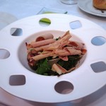 レッジョ・ネレミリア - 前菜　たっぷり削ったフォワグラコンフィにセミドライいちじく、アンディーブのサラダ仕立て