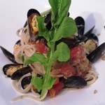 レッジョ・ネレミリア - 「モンサンミッシェル産ムール貝とフレッシュトマト、オリーブの冷製カッペリーニ」のアップ