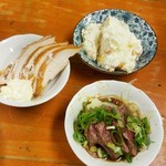 銀座屋  - スモークチキン、ポテサラ、牛たたき