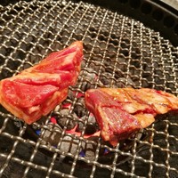 焼肉トラジ 大阪ヒルトンプラザ ウエスト店 - 網の上で美味しそうに焼かれるハラミとカルビ
