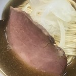 煮干中華ソバ イチカワ - 醤油ソバ UP  あしらいのチャーシューと玉ねぎスライス