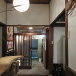 Akariya - 店舗入口内側から、左のカウンターは立飲み用
