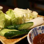En - 辛味噌の塩梅が良く新鮮な野菜の”ざく切りキャベツときゅうりの自家製辛味噌”