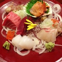 やまと 楽 - お刺身盛り合わせ。