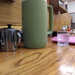 味千ラーメン - カウンター左側のステンレス製の容器がフライドガーリックの入れ物です