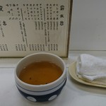 とんかつ港 - 温かいおしぼりと番茶、メニュー