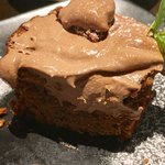 自家焙煎珈琲みじんこ - カルダモンとチョコクリームのスパイスケーキ アップ