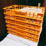 貝ガラ屋 - 麺箱が積んであります。