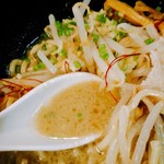 貝ガラ屋 - ドロ系牡蠣etc.スープ。もやしや浅葱、生姜も。