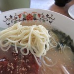 Gyouzakaikan - 麺はやや柔らかくスープは食べなれた福岡のトンコツに比べたらややあっさりと薄味のトンコツスープでした。
                      