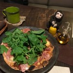 らーめんとcafe＋ベジ engawa - ルッコラと生ハムのピザ