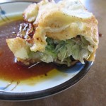 Gyouzakaikan - 餃子は思ってたより肉厚でまんまるくこんがりと表面の焼かれた餃子、中にはニラのたっぷり入った具が詰められてました。