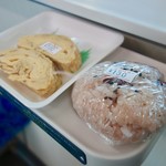 おにぎりの郷 - ［2017/09］赤飯おにぎり(130円)＋玉子焼き(100円)