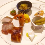 GINZA芳園 - ふた皿目。前菜盛り合わせ。手前のから左の鶏肉、チャーシュー、豚トロが特に美味しかった