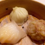GINZA芳園 - 点心3点。小籠包、エビ蒸し餃子、焼売 どれも美味しかった