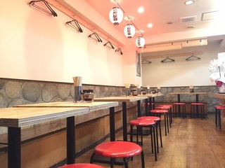 高知名物屋台餃子 一屋 - 店内は屋台をイメージしてシンプルな造りとなっております。ワイワイしながらお食事をお楽しみください！