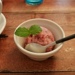 ドットーレ - デザート  バナナとカラントのソルベ。バナナのねっとりした舌触りの不思議な食感。