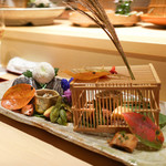 銀座 しのはら - うなぎ唐揚げ、鰹たたき 、蛸甘煮、里芋、大黒寺納豆、ほうれん草、松茸のお浸し、大黒寺麩 チーズ挟み、枝豆の紹興酒漬け、さつまいも、玉子真丈