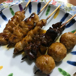 日本一 - 右からつくね、レバー、ぽんじり、とり、ぽんじりwだいたい一本100円くらい❣️別でたれもくれました(o'ω'o)