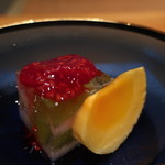 日本料理 幸庵 - 洋梨のコンポートとシャインマスカットのワインゼリー ラズベリーソースがけアップ