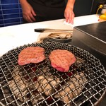 炭火焼肉 なかはら - 焼くとこうなる。加熱温度はあまり気にしていない様子